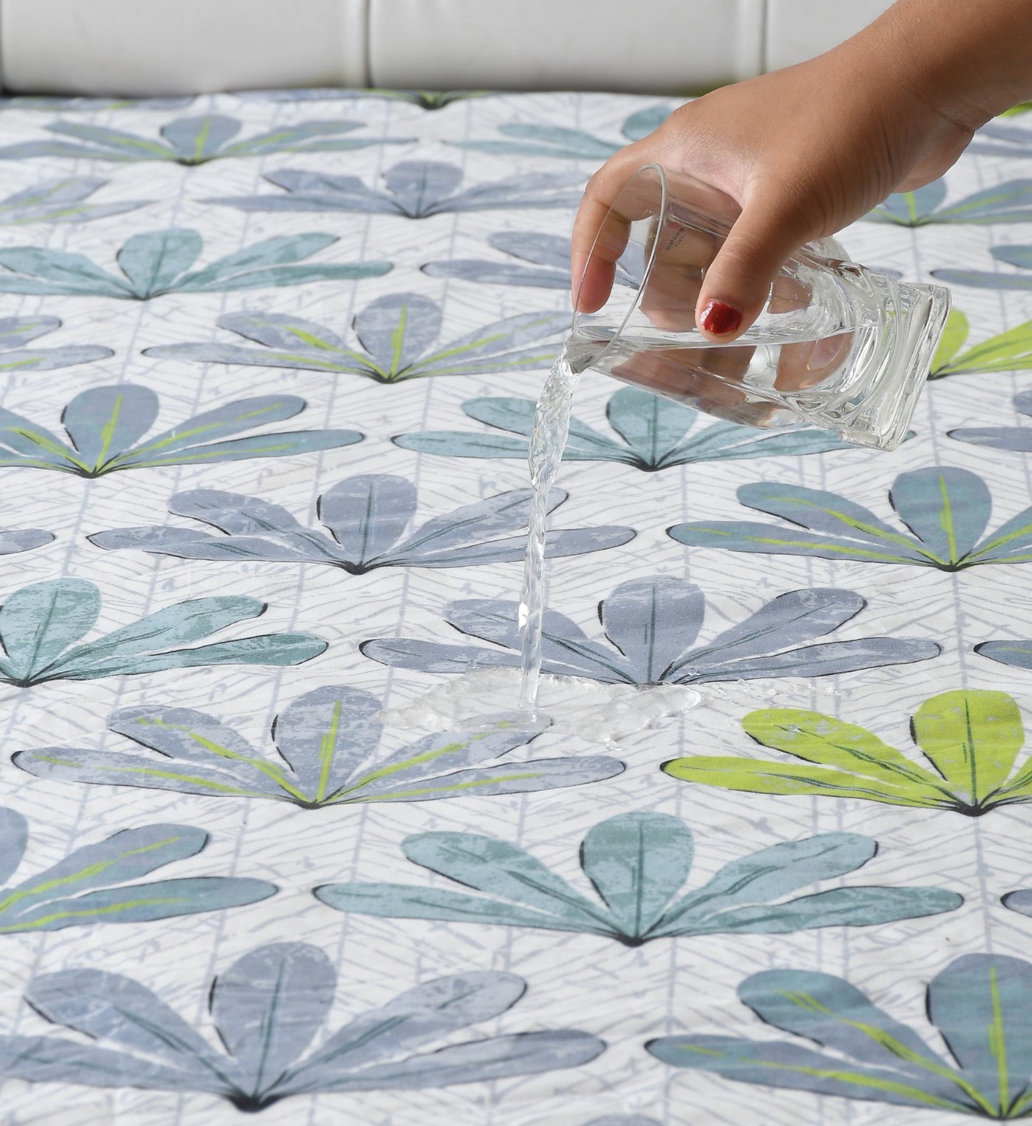 Blue Floral 100% Waterproof Elastic Fitted King Size Double Bed Bedsheet With 2 Pillow Covers (Copy)